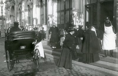 Porteurs et passagers devant la gare Nicholas, Prospekt Nevski, Saint-Pétersbourg, vers 1913 - Russian Photographer